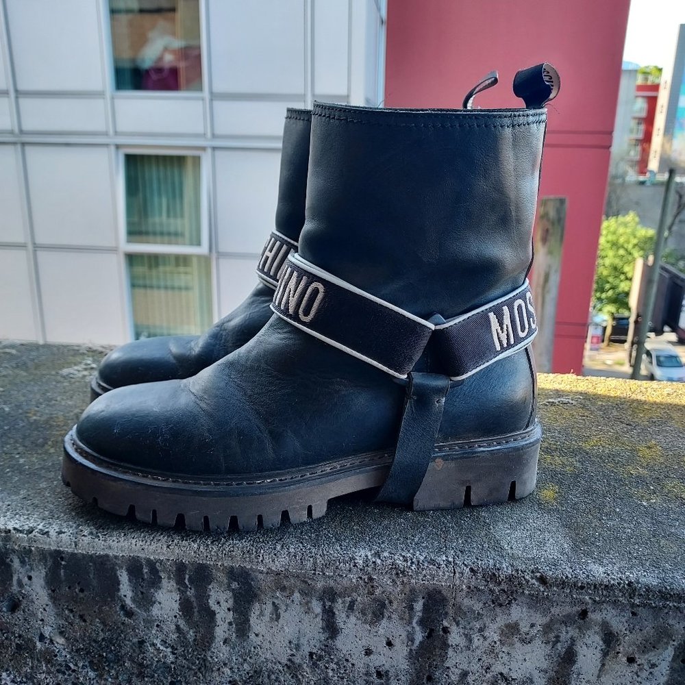 Moschino logo band ankle boots US 7